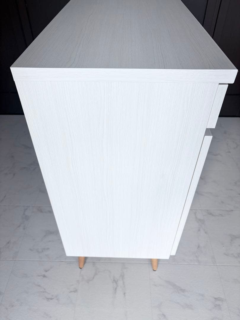 ホワイト木製キャビネット　足付き