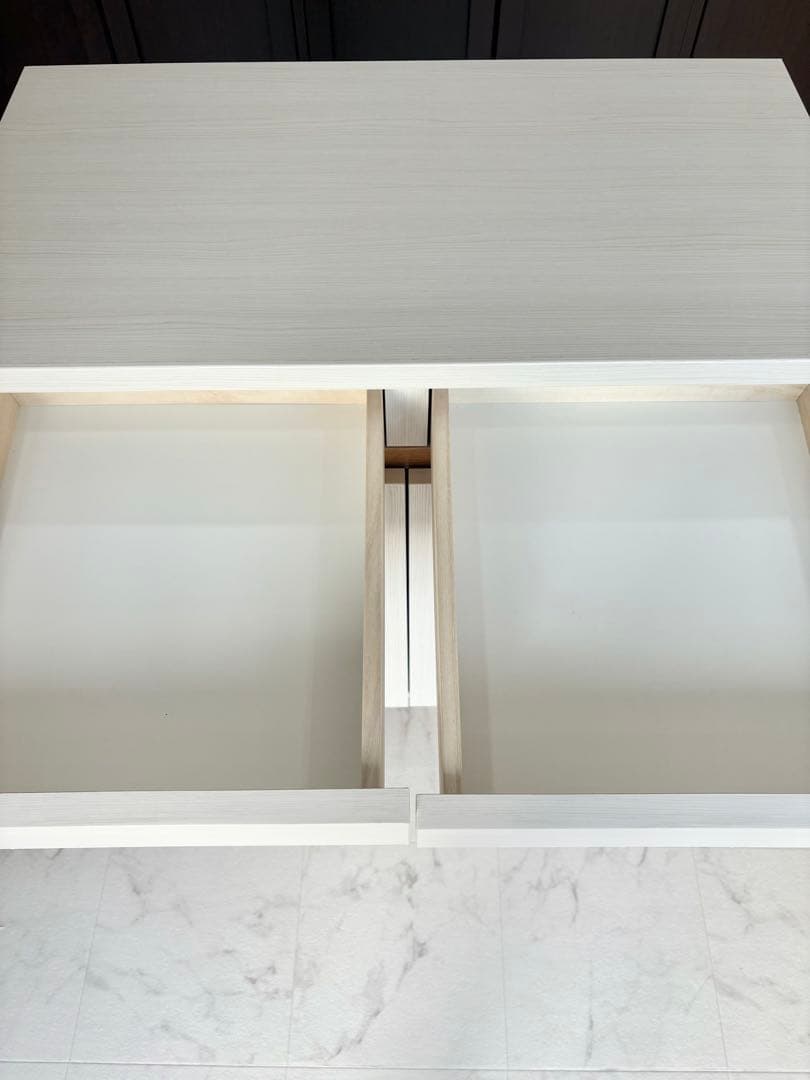 ホワイト木製キャビネット　足付き