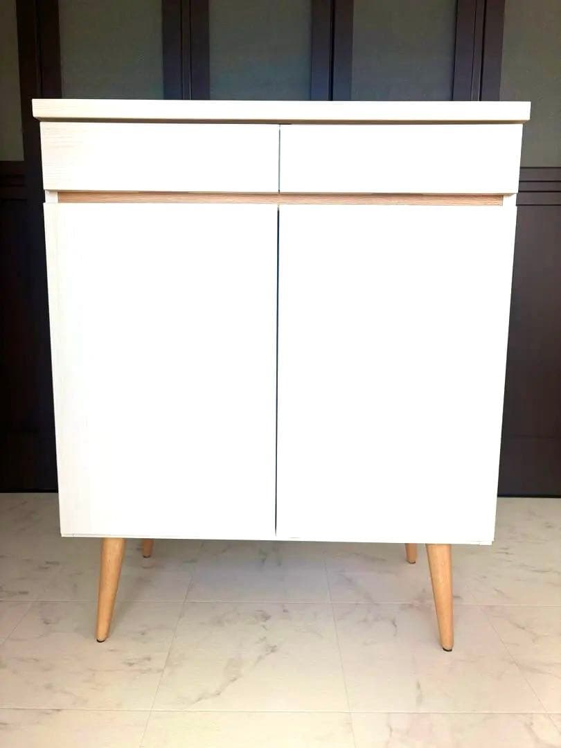 ホワイト木製キャビネット　足付き