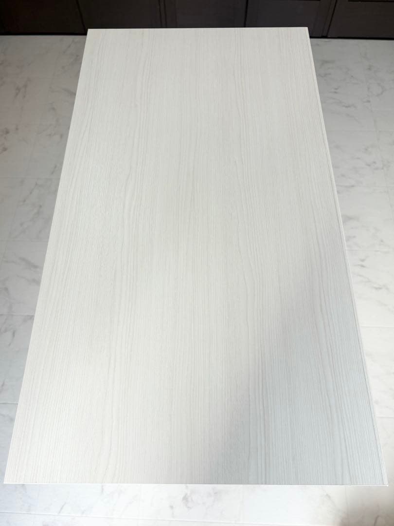 ホワイト木製キャビネット　足付き