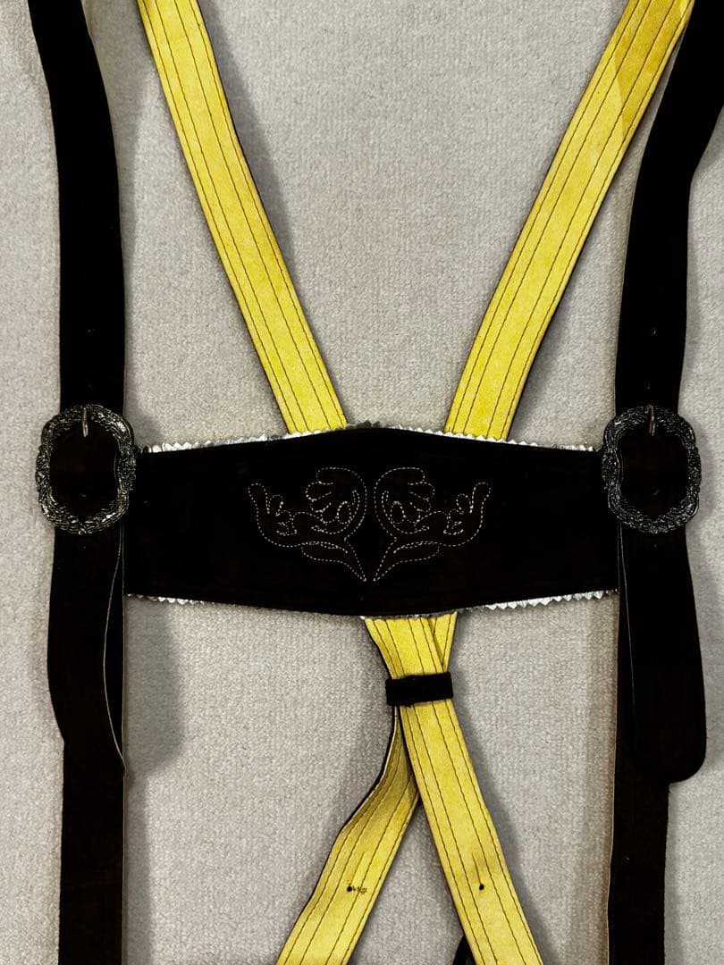 スエード製サスペンダー付きハーフパンツ レーダーホーゼン　羽飾り付き帽子セット