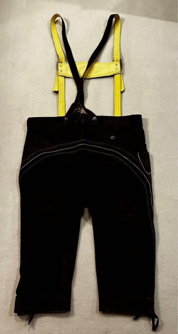 スエード製サスペンダー付きハーフパンツ レーダーホーゼン　羽飾り付き帽子セット