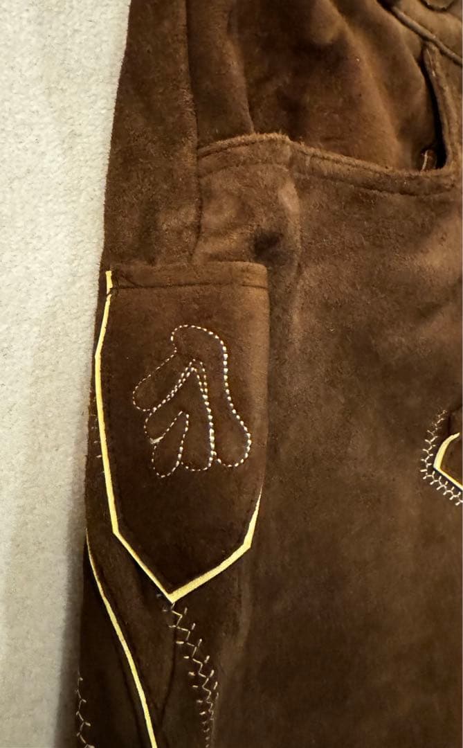 スエード製サスペンダー付きハーフパンツ レーダーホーゼン　羽飾り付き帽子セット