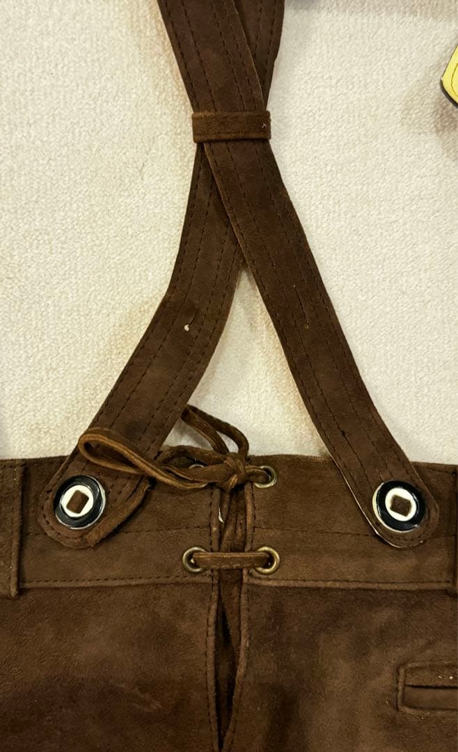 スエード製サスペンダー付きハーフパンツ レーダーホーゼン　羽飾り付き帽子セット