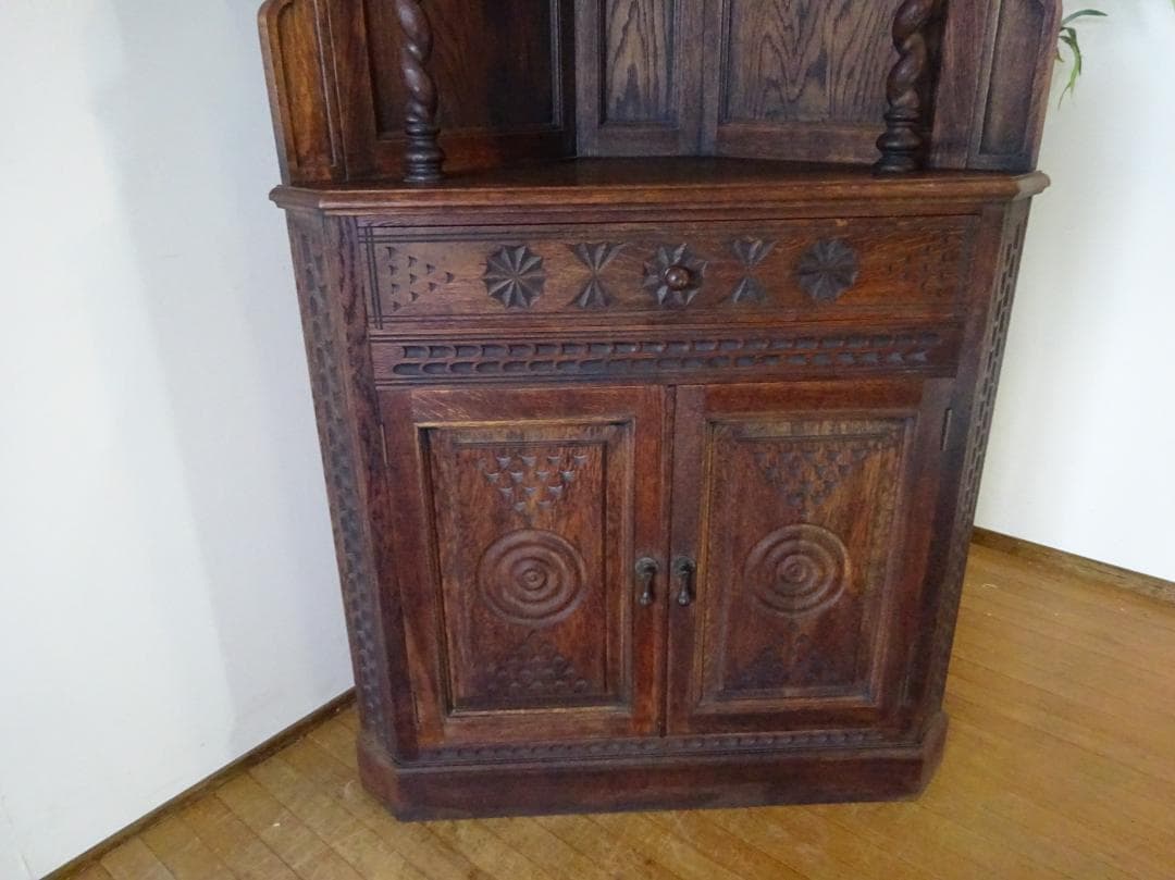 英国アンティーク　コーナーキャビネット　飾り棚　オーク材　手彫り