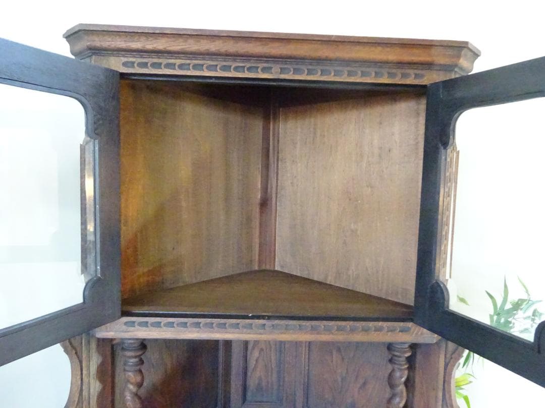 英国アンティーク　コーナーキャビネット　飾り棚　オーク材　手彫り