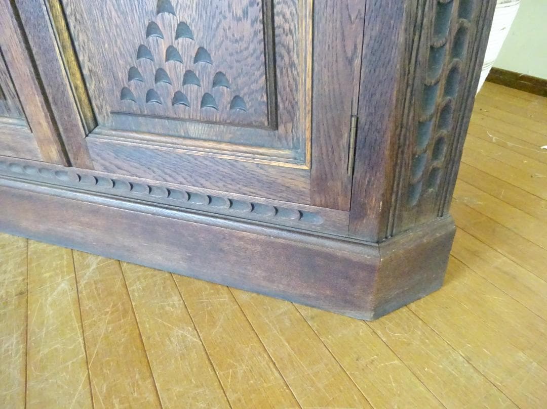 英国アンティーク　コーナーキャビネット　飾り棚　オーク材　手彫り