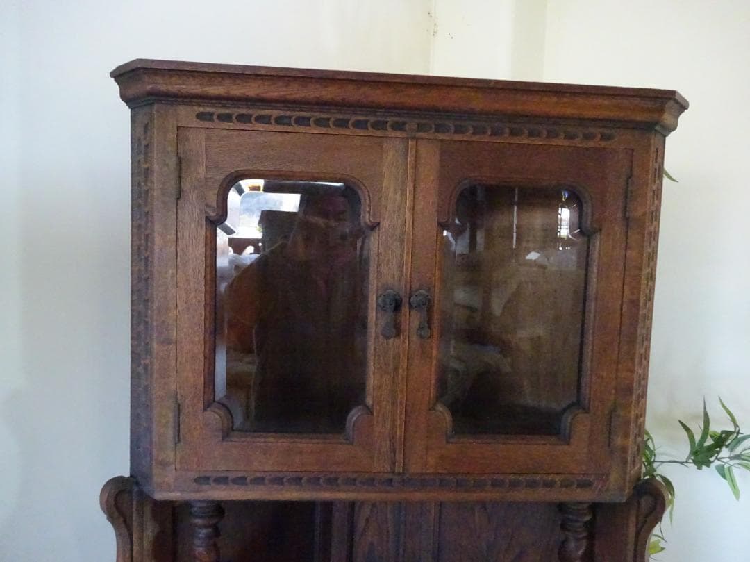 英国アンティーク　コーナーキャビネット　飾り棚　オーク材　手彫り