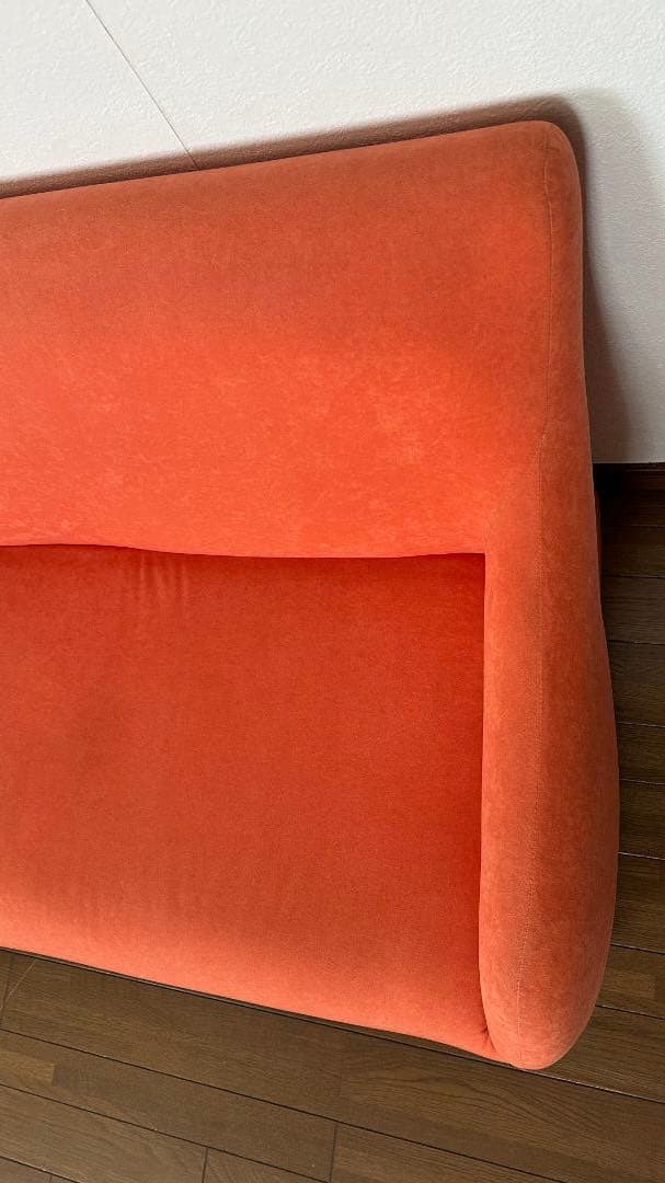 オシャレな2人掛けソファー　オレンジピンク　ピーチスキン