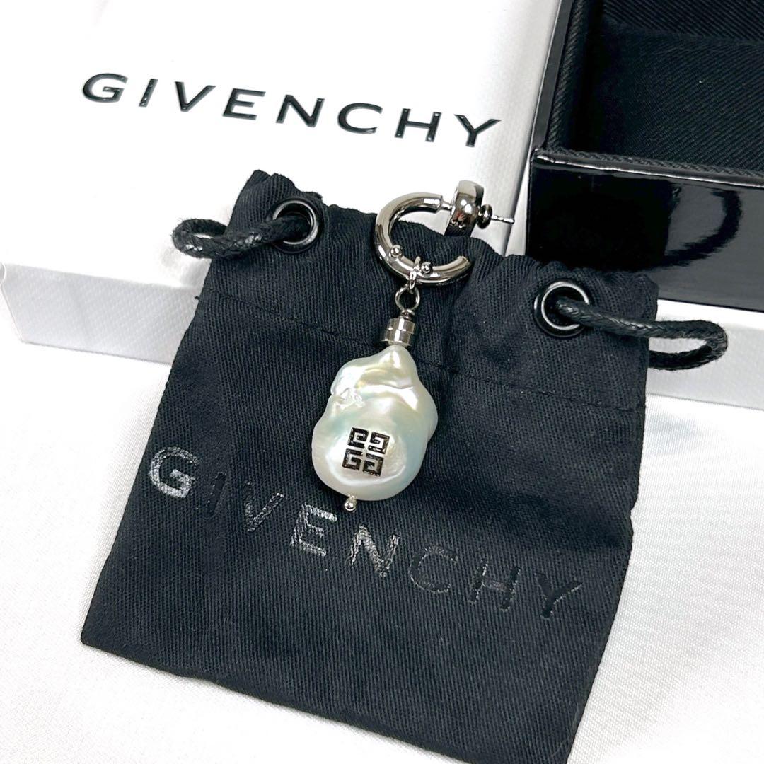 ジバンシー　givenchy 変形パール　ピアス　4G柄　ホワイト