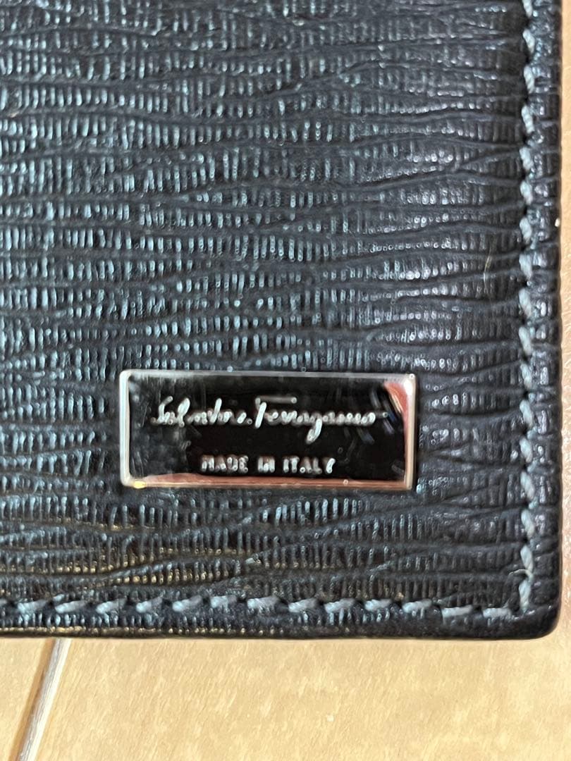フェラガモ　ブラックレザー 二つ折りマネークリップ