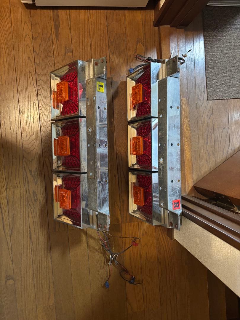 トラックテールランプ