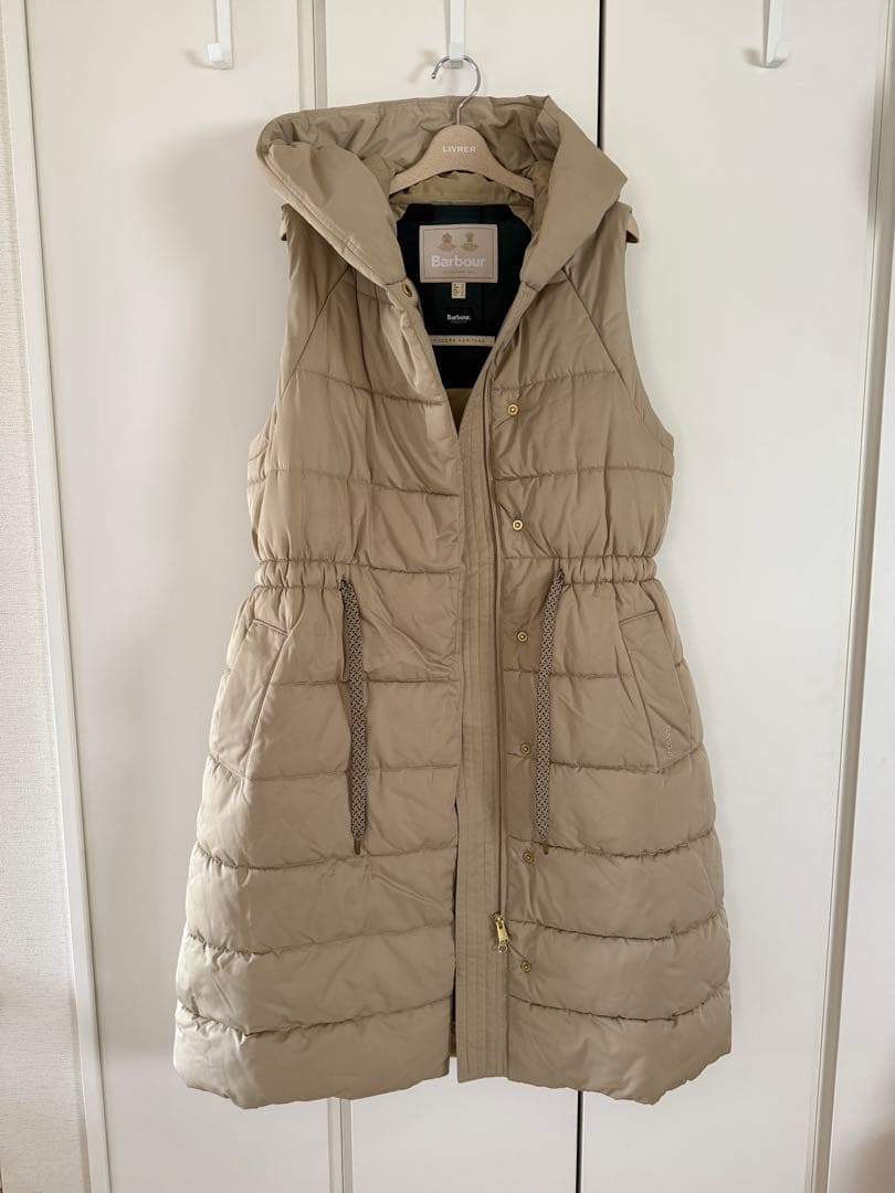 極美品Barbour ベージュ ロングダウンベスト フード付きドゥーズィエム