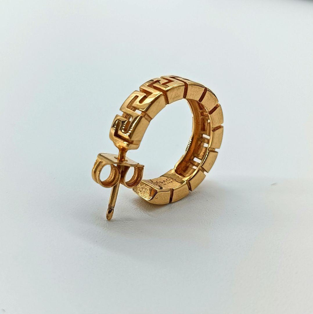 VERSACE フープピアス　グルカ　片耳用　ゴールドカラー　ロゴ