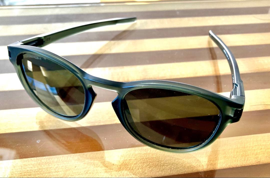 オークリー「ラッチ」プリズムレンズ&マイクロファイバーケースのおまけ付き