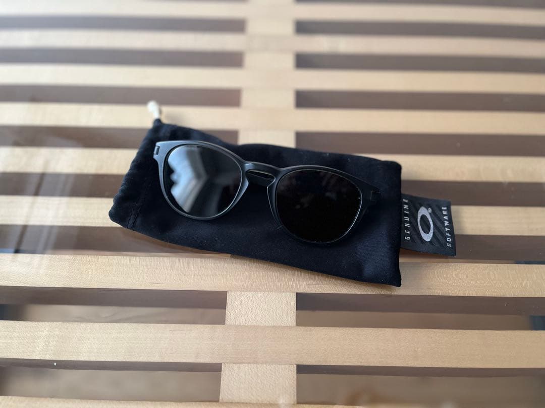 オークリー「ラッチ」プリズムレンズ&マイクロファイバーケースのおまけ付き