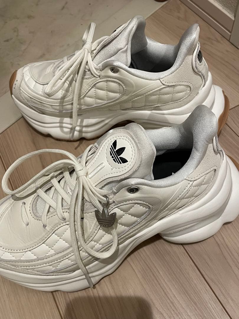 ゆうかアディダス OZVENUZ ホワイト スニーカー