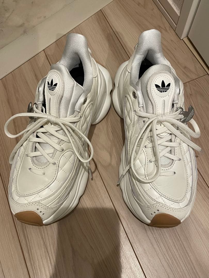 ゆうかアディダス OZVENUZ ホワイト スニーカー