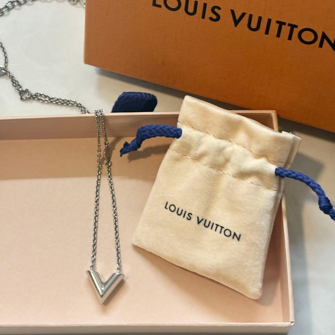 Louis Vuitton エセンシャルV ネックレス シルバー