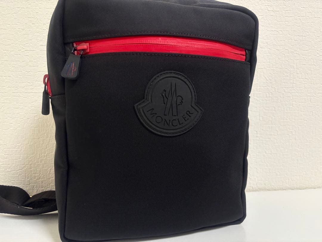 美品 MONCLER モンクレール ナイロン ショルダーバッグ 黒 赤