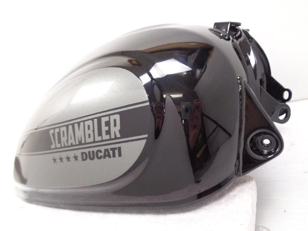 スクランブラー SIXTY2 純正 タンク ブラック 美品