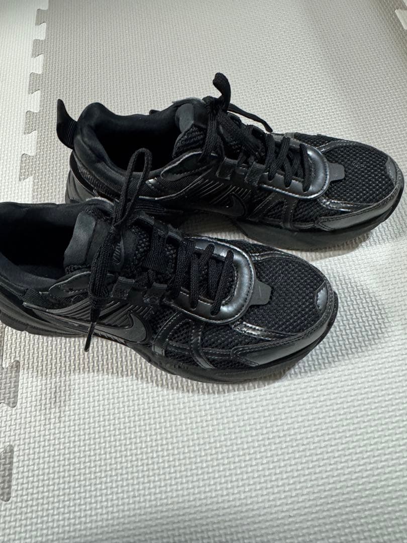 Nike ブラック スニーカー　v2k run