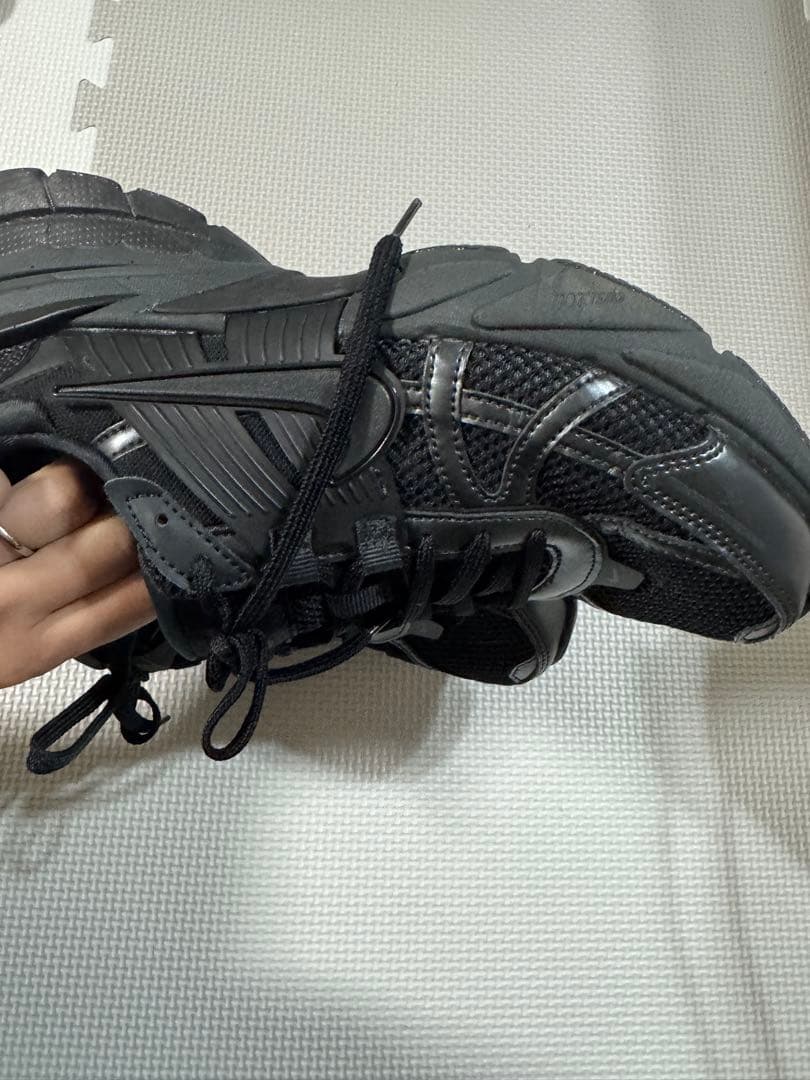 Nike ブラック スニーカー　v2k run