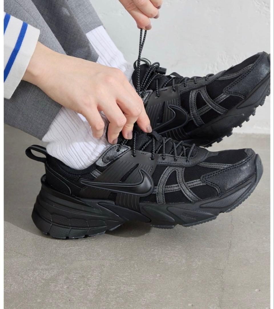 Nike ブラック スニーカー　v2k run