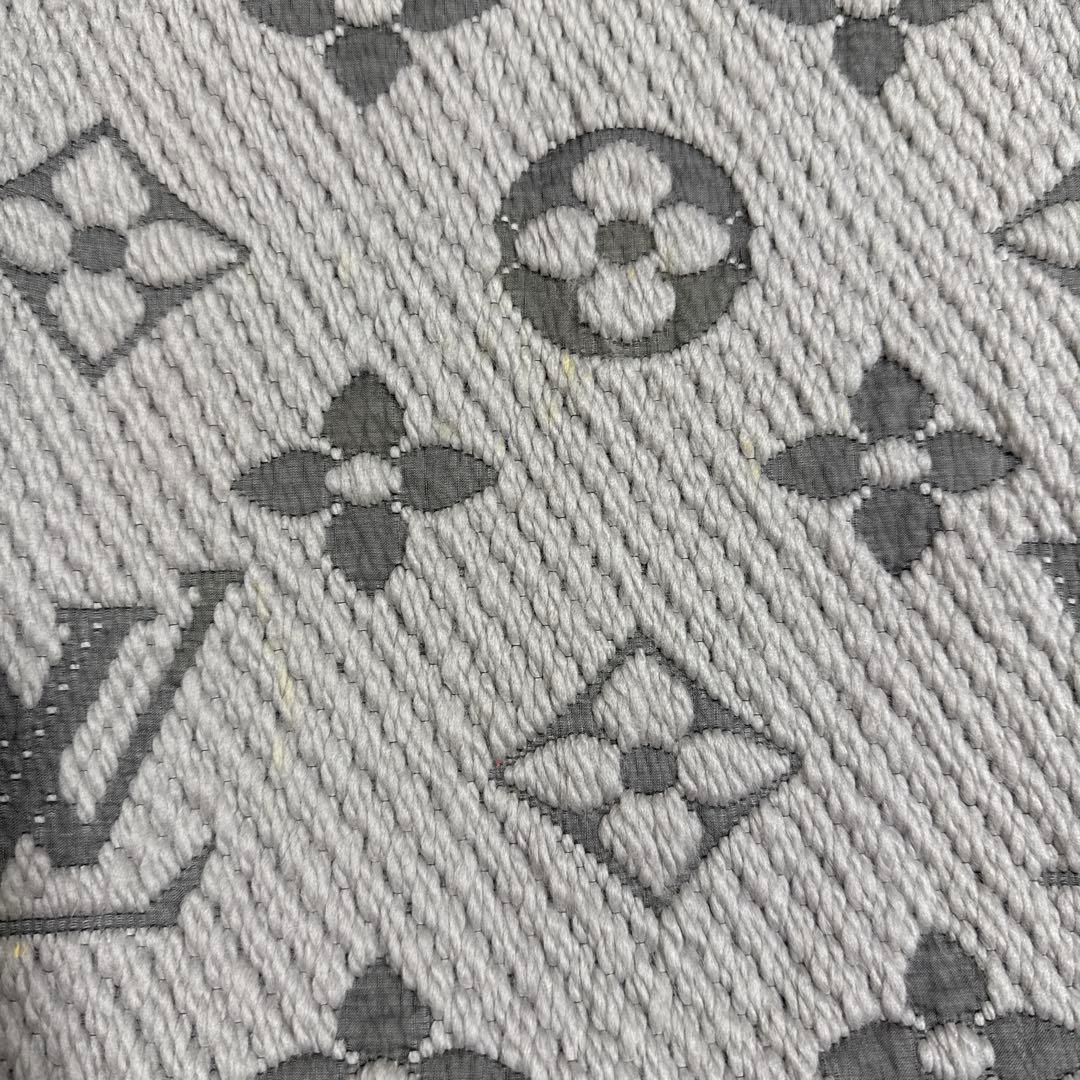 LOUIS VUITTON マフラー　ライトグレー