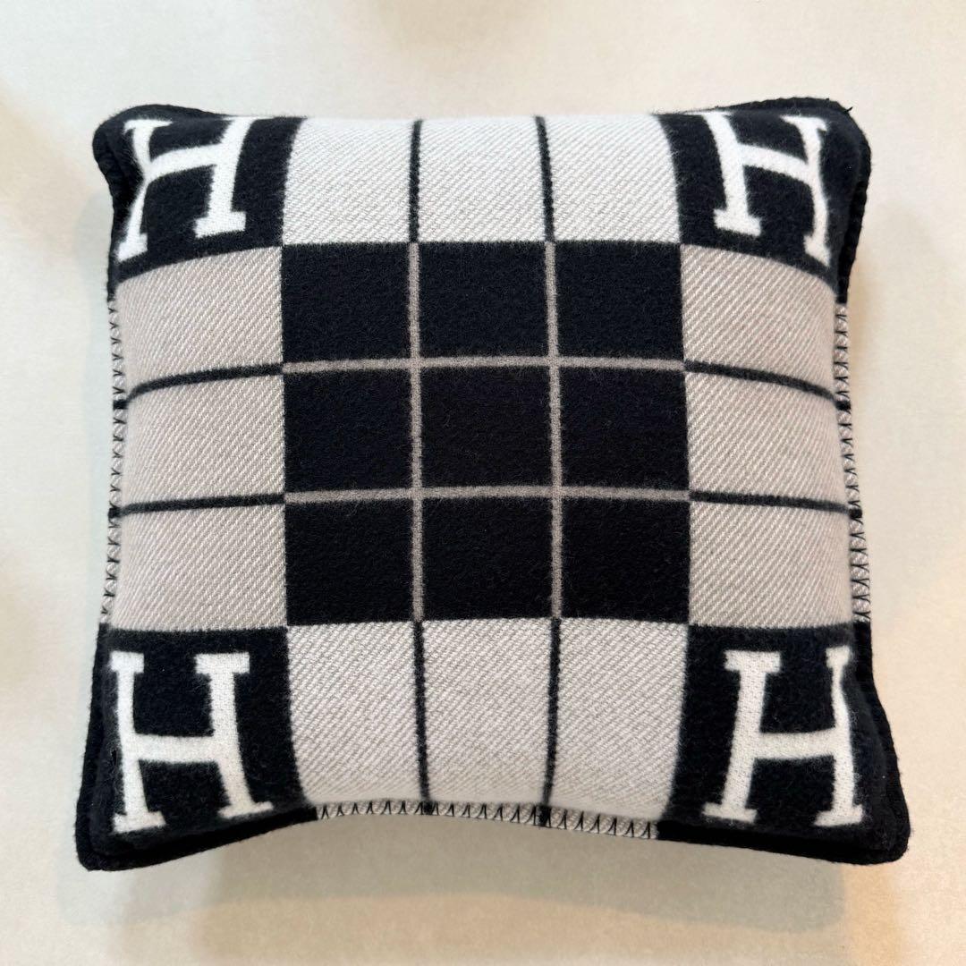 エルメス クッション アヴァロン ホーム 家具 黒 ブラック 白
