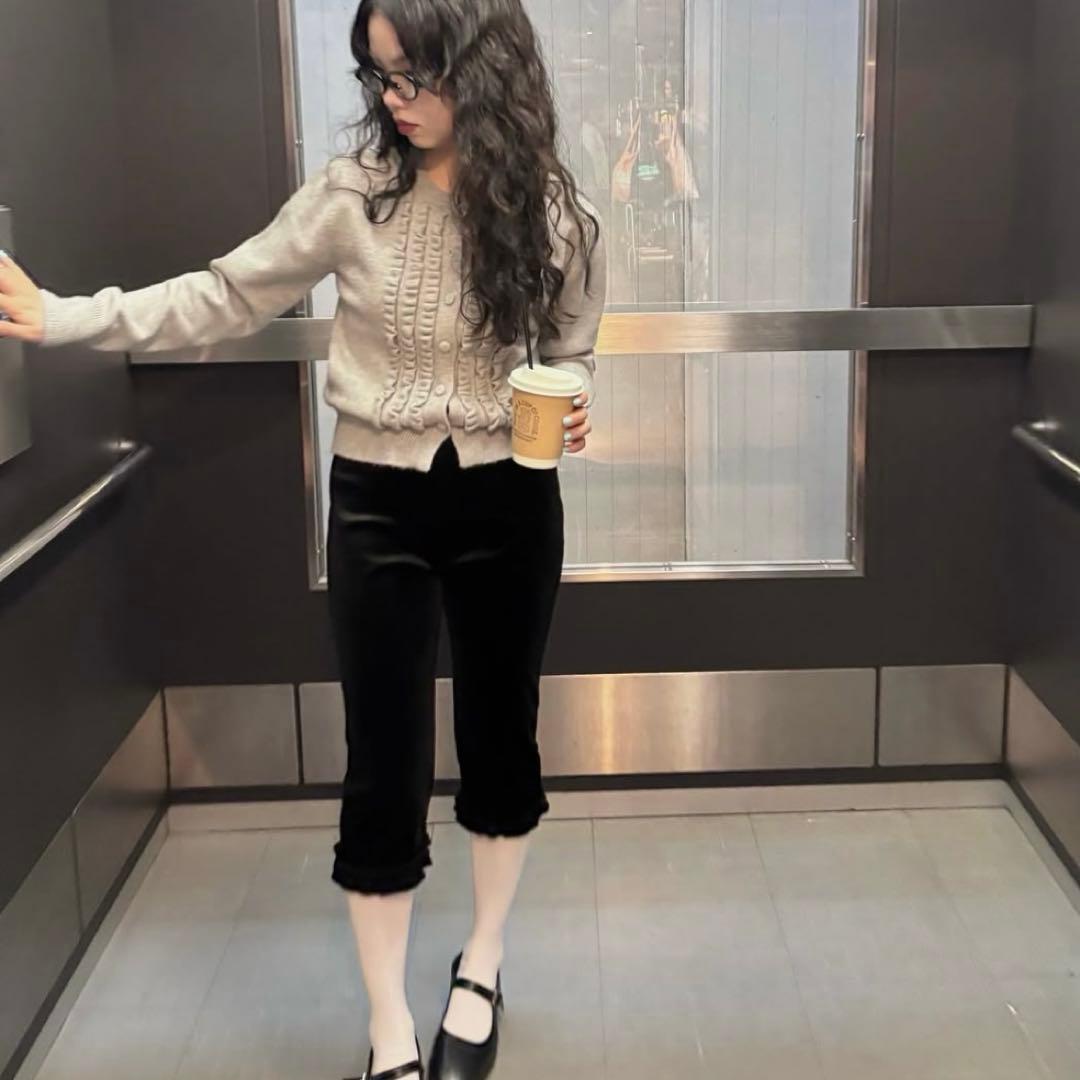 フェケテ ベロアフリルカプリパンツ