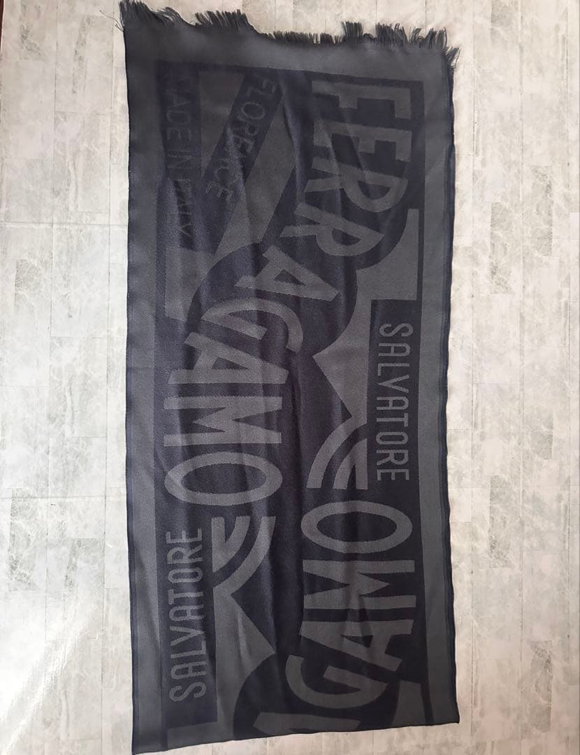 【12/22発送】Salvatore Ferragamo ダークグレー ストール