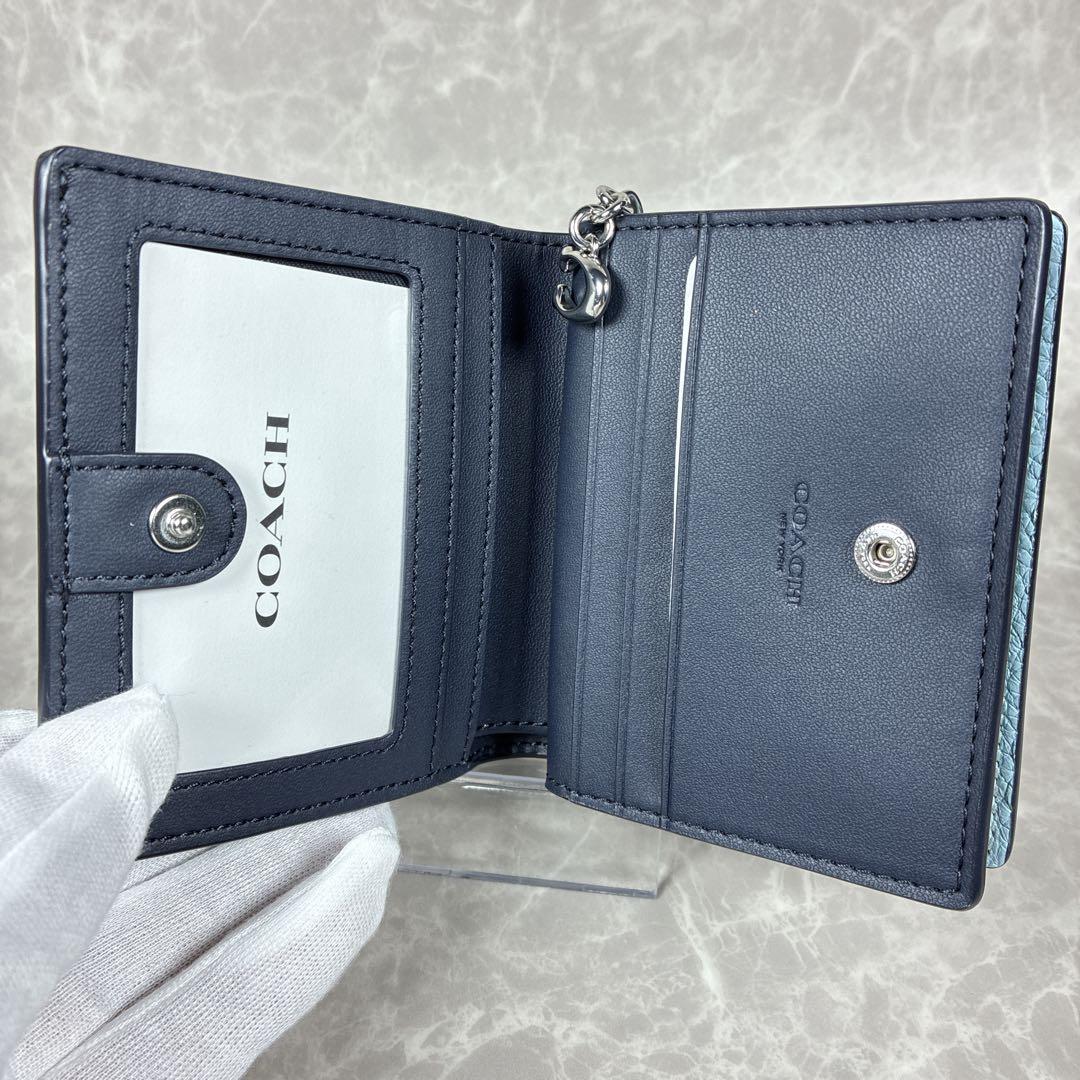 【未使用級】COACH 二つ折り財布 ライトブルー ペブルドレザー Cチャーム付