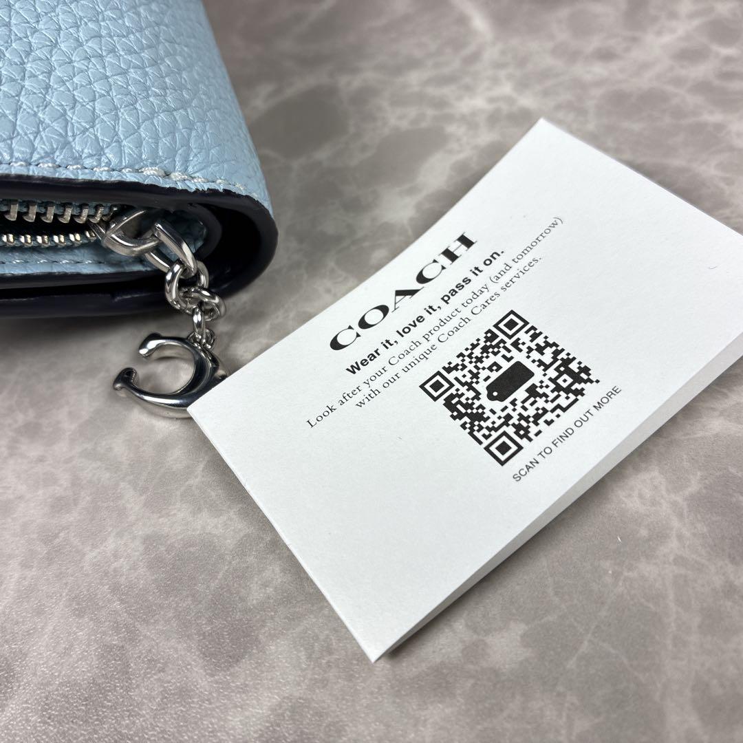 【未使用級】COACH 二つ折り財布 ライトブルー ペブルドレザー Cチャーム付