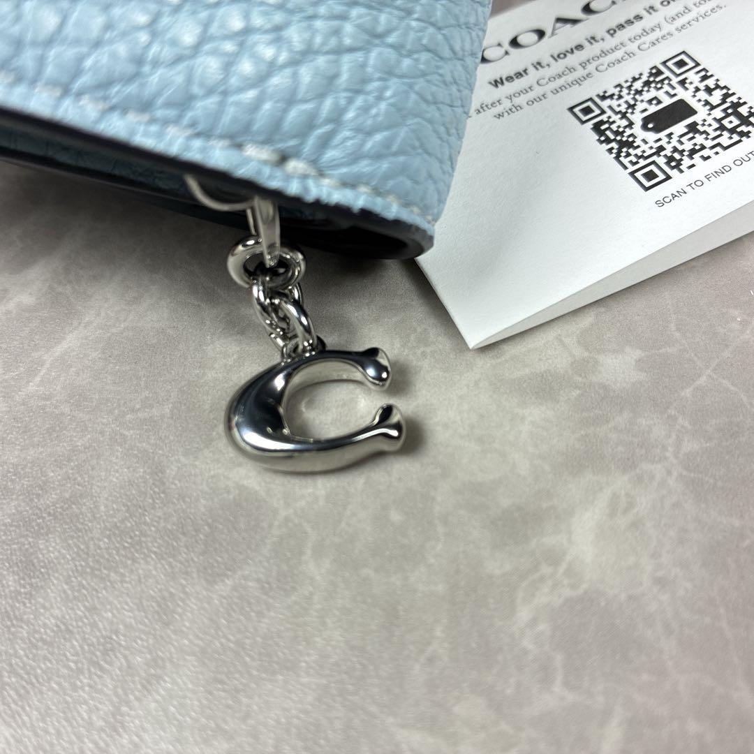 【未使用級】COACH 二つ折り財布 ライトブルー ペブルドレザー Cチャーム付