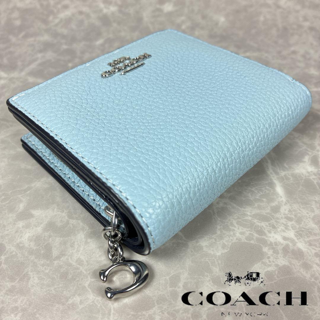 【未使用級】COACH 二つ折り財布 ライトブルー ペブルドレザー Cチャーム付