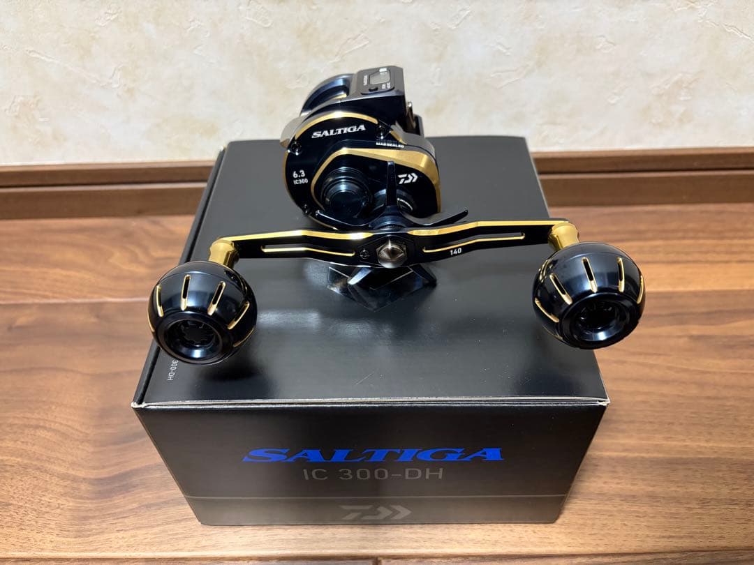 ダイワ ベイトリール ソルティガIC 300-DH(右)