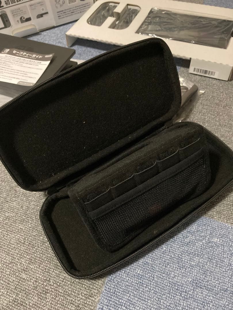 ニンテンドースイッチ　グレー本体　ジョイコン修理キット　キャリーケース付