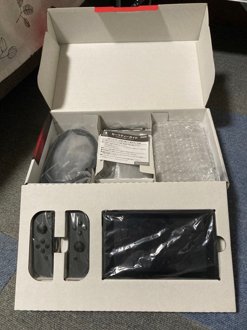 ニンテンドースイッチ　グレー本体　ジョイコン修理キット　キャリーケース付