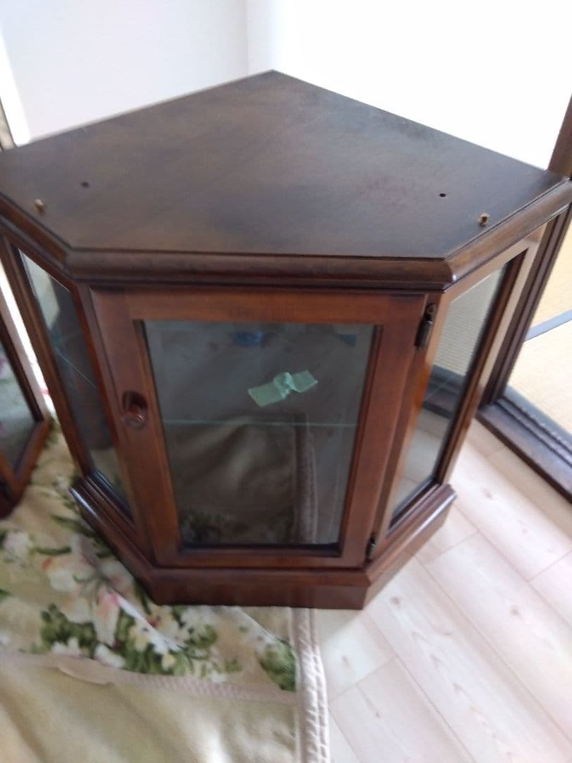 p*o様 karimoku カリモク キュリオケース コーナーキャビネット 飾り