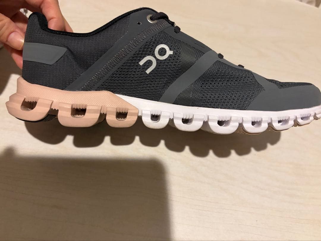 【値下げ】on ランニングシューズ　レディース　23㎝　ブラックピンク　箱あり