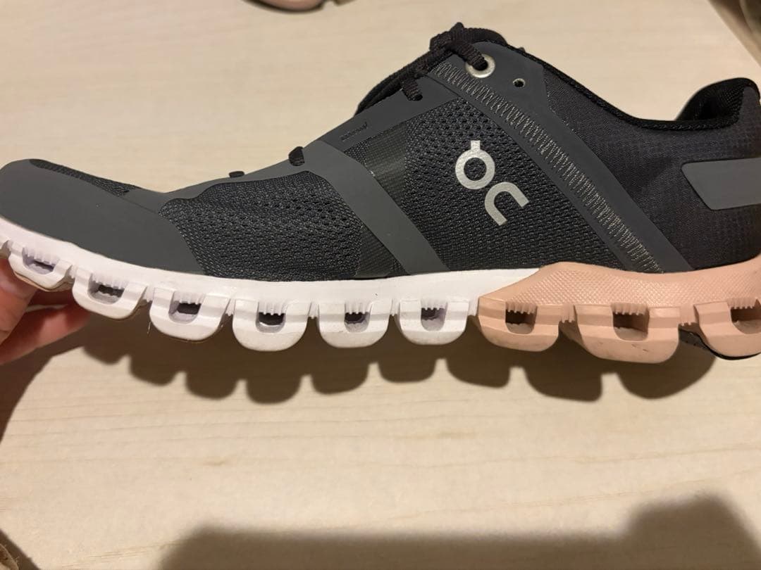 【値下げ】on ランニングシューズ　レディース　23㎝　ブラックピンク　箱あり