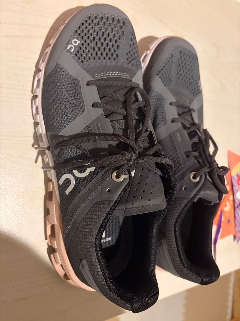 【値下げ】on ランニングシューズ　レディース　23㎝　ブラックピンク　箱あり
