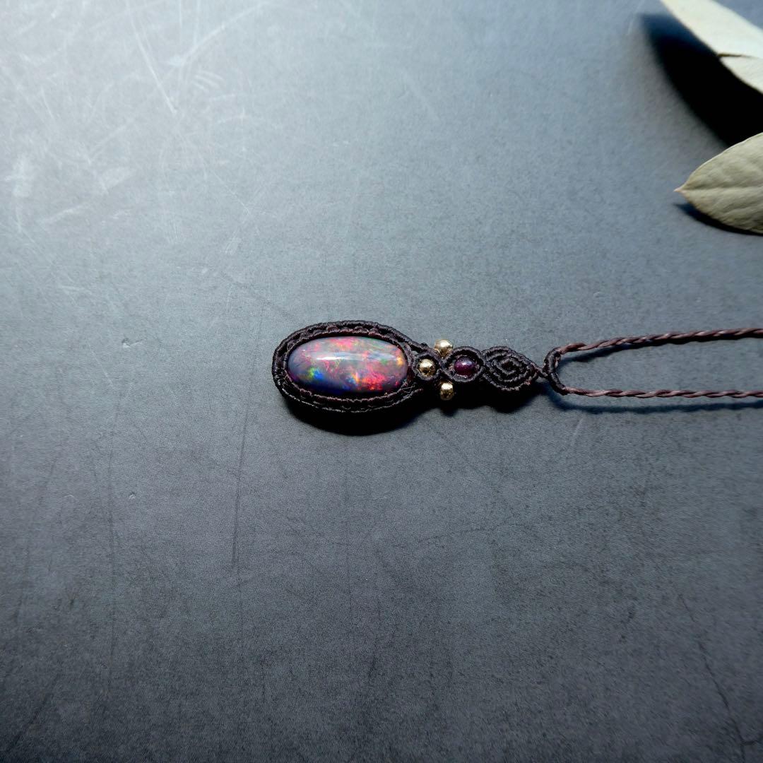 【珍しい輝き】ブラックオパールのマクラメネックレス