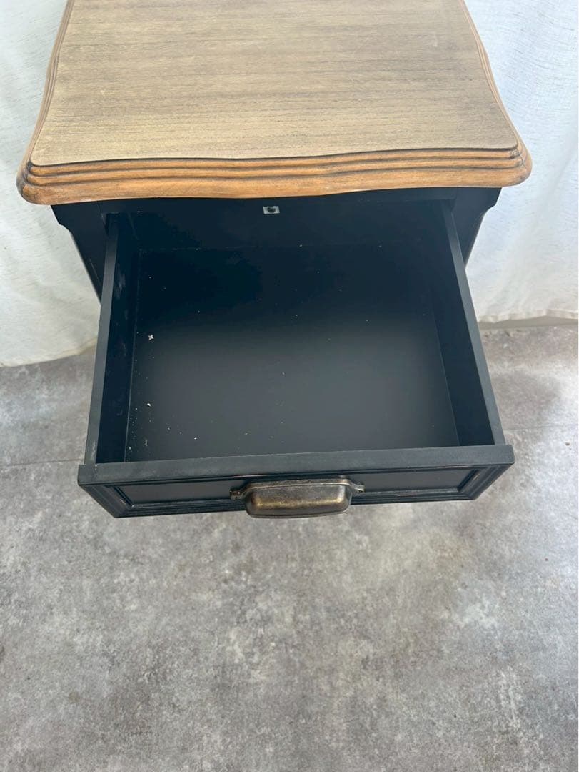 黒い木製クラシックキャビネット