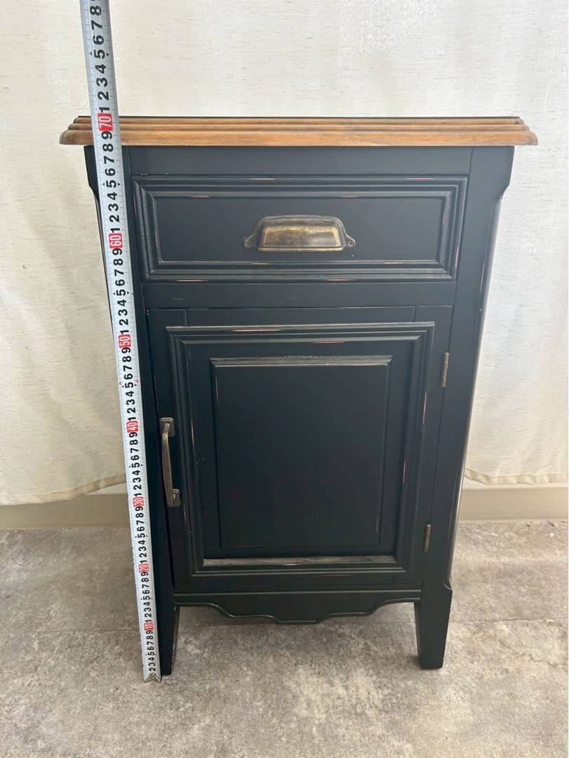 黒い木製クラシックキャビネット