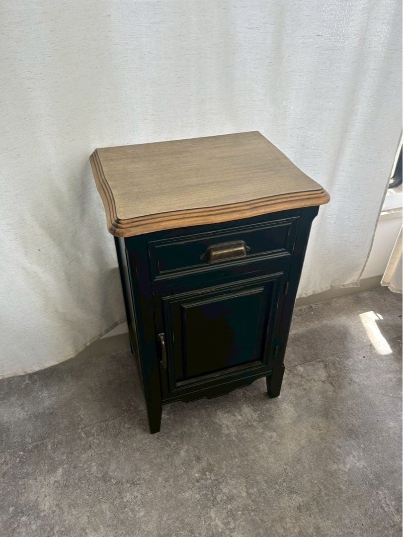 黒い木製クラシックキャビネット