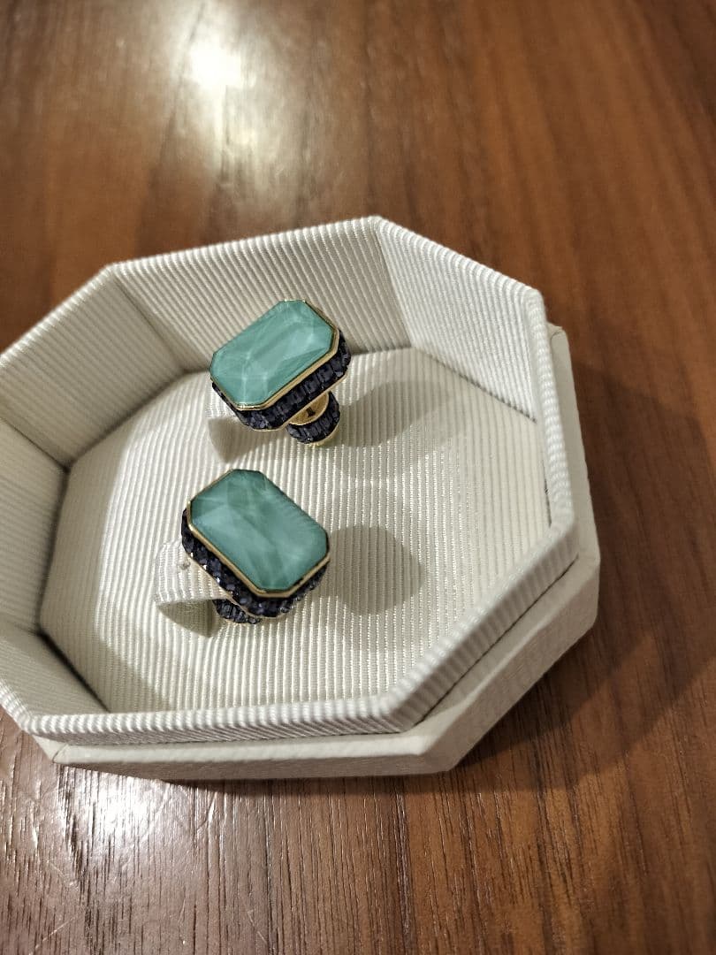 スワロフスキー　オルビタ　オクタゴンカット　ピアス