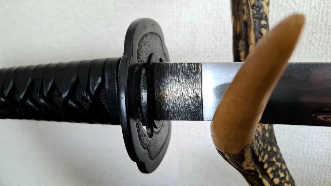 【高級居合刀】柄牛本革巻・鞘籐巻・二重刃紋　人気の2尺3寸5分、重さ鞘払851g