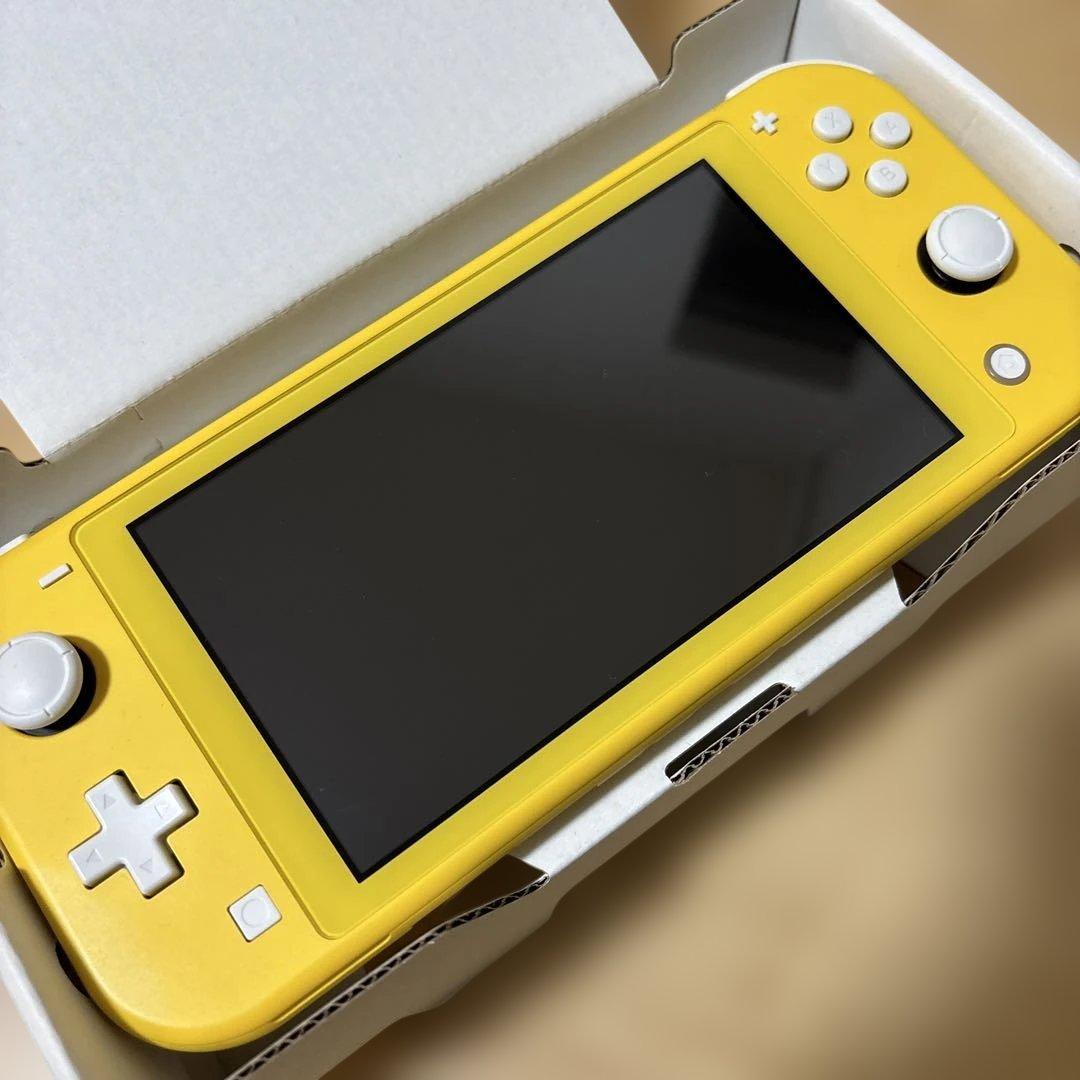 美品　任天堂Switchライト　イエロー　箱・ケース付き　初期化済み
